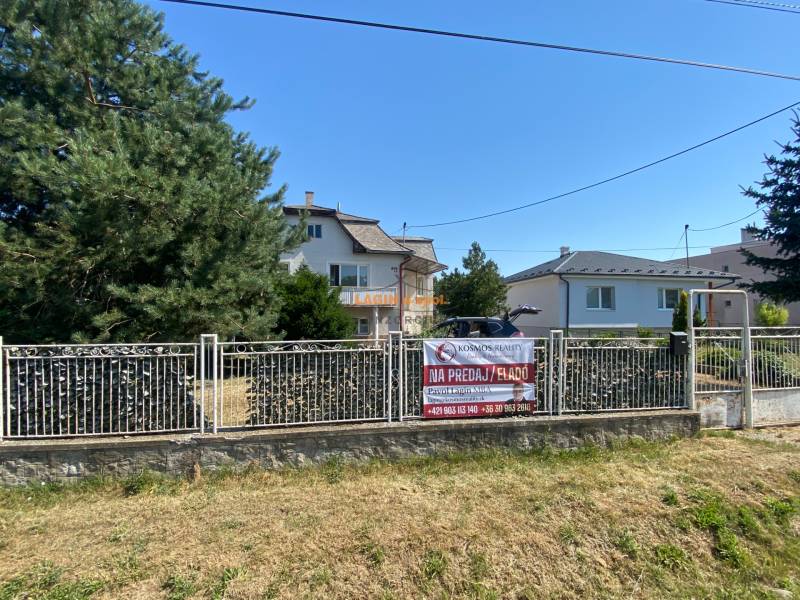 Rodinný dom na Hlavnej ulici v Borši, ponúkaný na predaj, obklopený zeleňou.