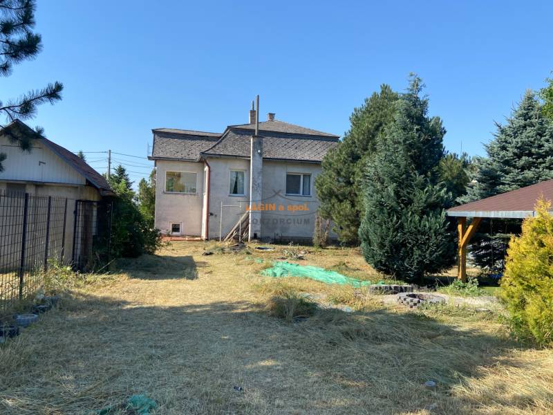 Rodinný dom v Borši na Hlavnej ulici obklopený stromami a altánkom.