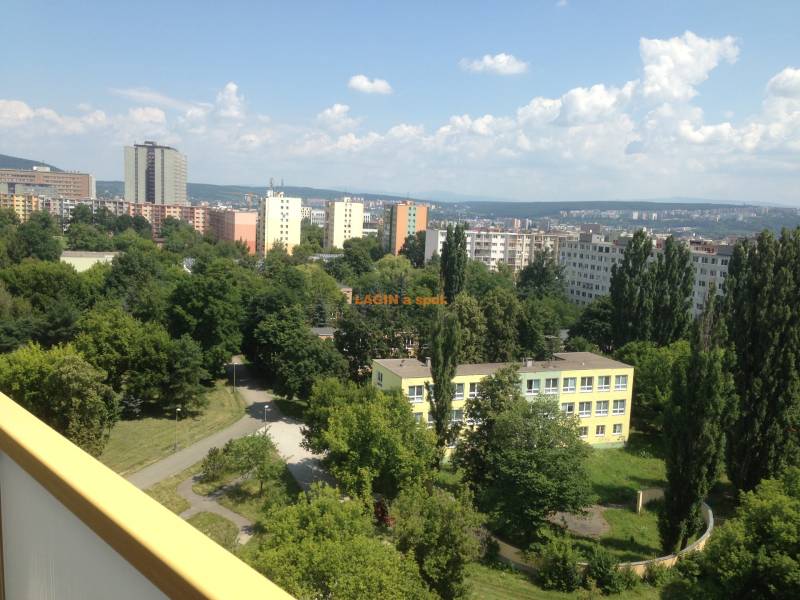 Pohľad na zeleň a bytové domy v Košiciach na Poľovníckej ulici.