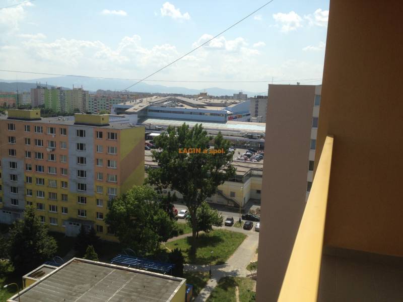 Pohľad na sídlisko v Košiciach z balkóna 3-izbového bytu na Poľovníckej ulici.