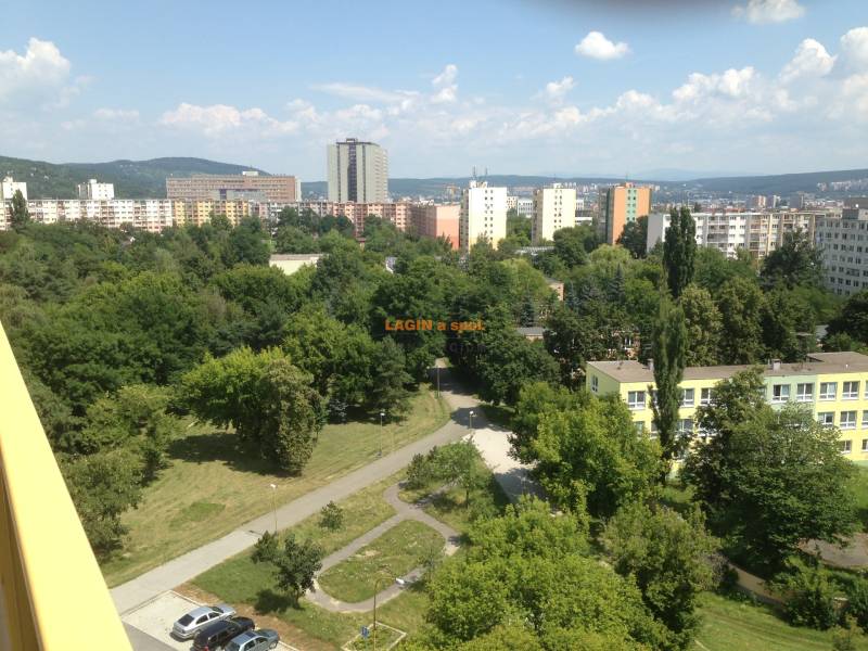 Panoráma mesta Košice - mestská časť Západ s výhľadom na Poľovnícku ulicu, zeleňou a bytmi.