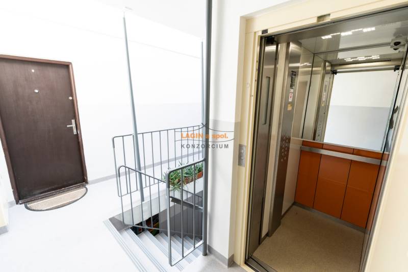 Kosmos - Polovnicka 30.jpg